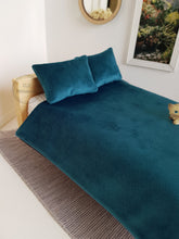 Load image into Gallery viewer, Teal Velvet 3 Piece Bed Cover Set